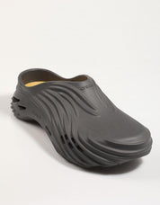 Crocs ecoarem os tamancos de ondas em preto
