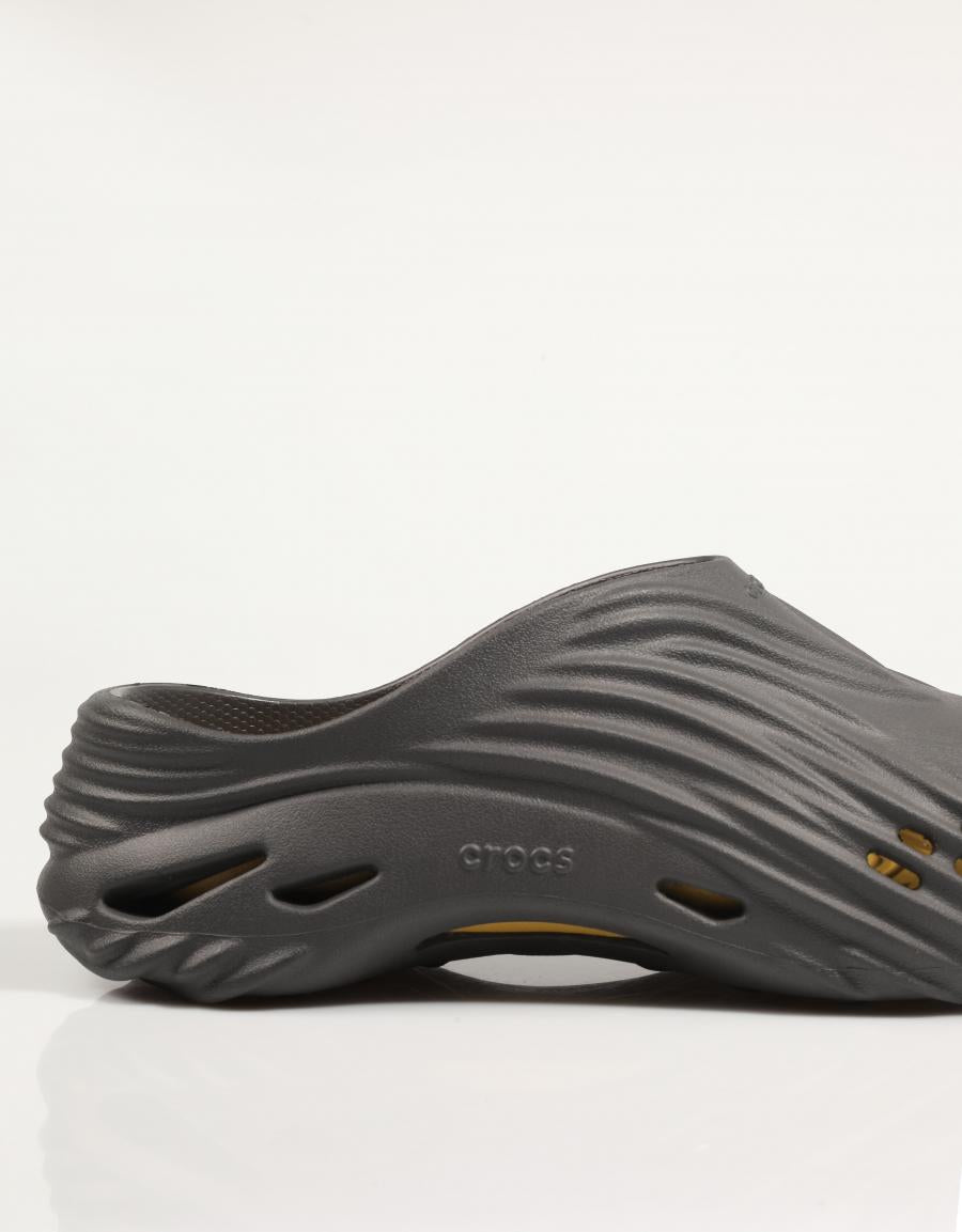 Crocs ecoarem os tamancos de ondas em preto