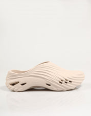 Crocs ecoarem entupimentos em bege