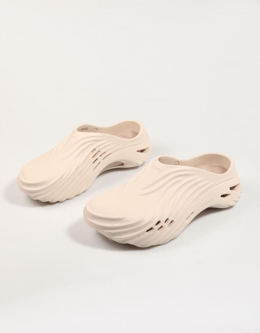 Crocs ecoarem entupimentos em bege