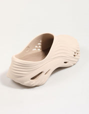 Crocs ecoarem entupimentos em bege