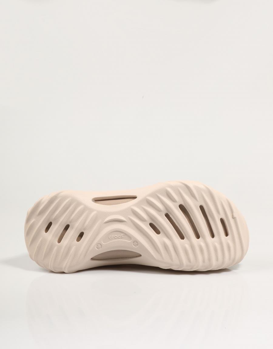 Crocs ecoarem entupimentos em bege