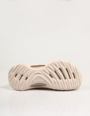 Crocs ecoarem entupimentos em bege