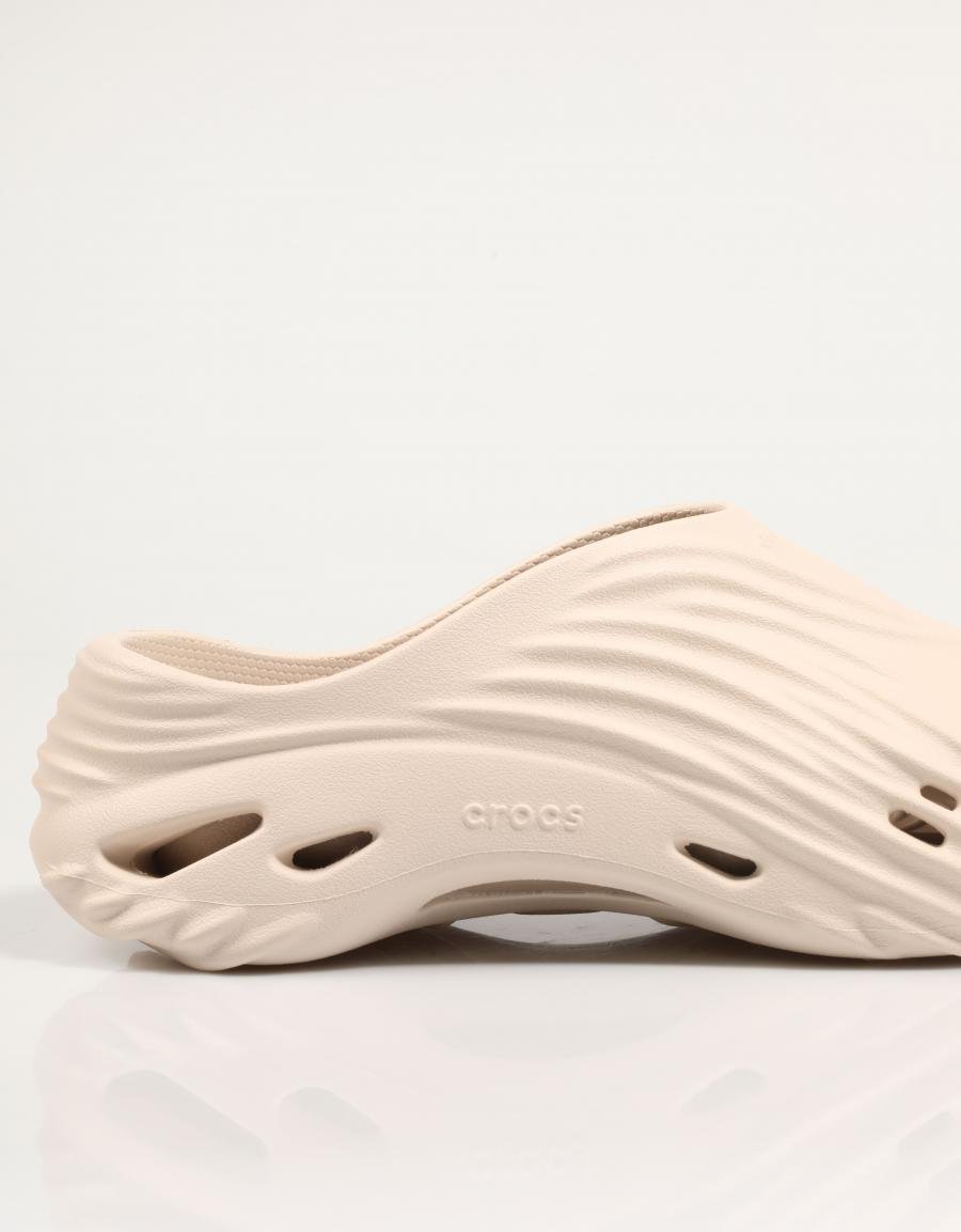 Crocs ecoarem entupimentos em bege