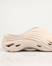 Crocs ecoarem entupimentos em bege