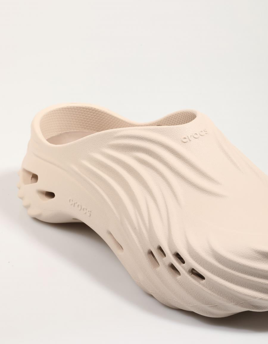 Crocs ecoarem entupimentos em bege