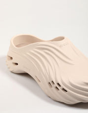 Crocs ecoarem entupimentos em bege