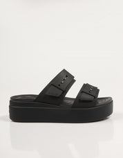 Sandalias crocs brookyln boucle borne bas wdg en couleur nègre