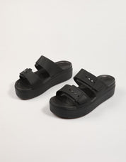 Sandalias crocs brookyln boucle borne bas wdg en couleur nègre