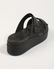 Sandalias crocs brookyln boucle borne bas wdg en couleur nègre