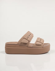 Sandalias Crocs Brookyln Schnalle Low Wdg en Farbe Taupe