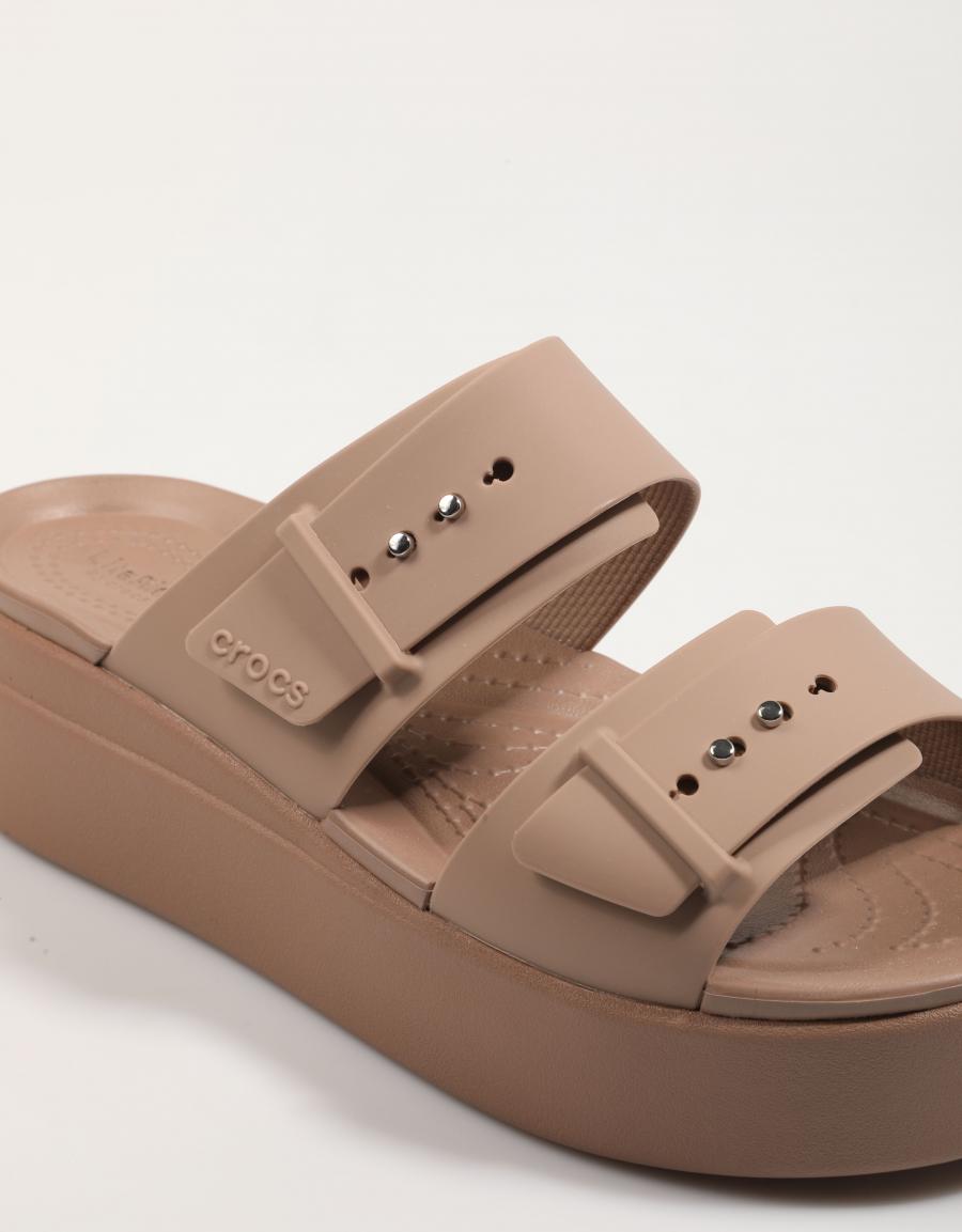 Sandalias Crocs Brookyln Schnalle Low Wdg en Farbe Taupe