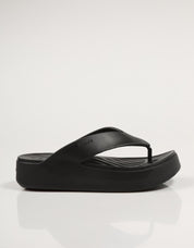 Crocs Getaway Platform drehen Sandalen in Schwarz um