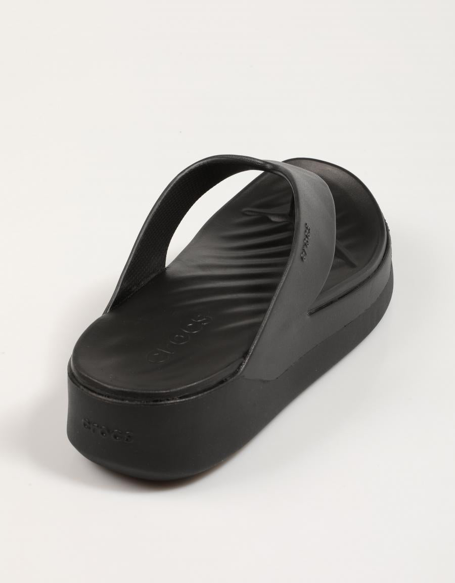 Crocs Getaway Platform drehen Sandalen in Schwarz um