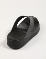Crocs Getaway Platform drehen Sandalen in Schwarz um