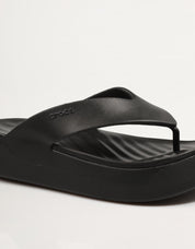 Crocs Getaway Platform drehen Sandalen in Schwarz um