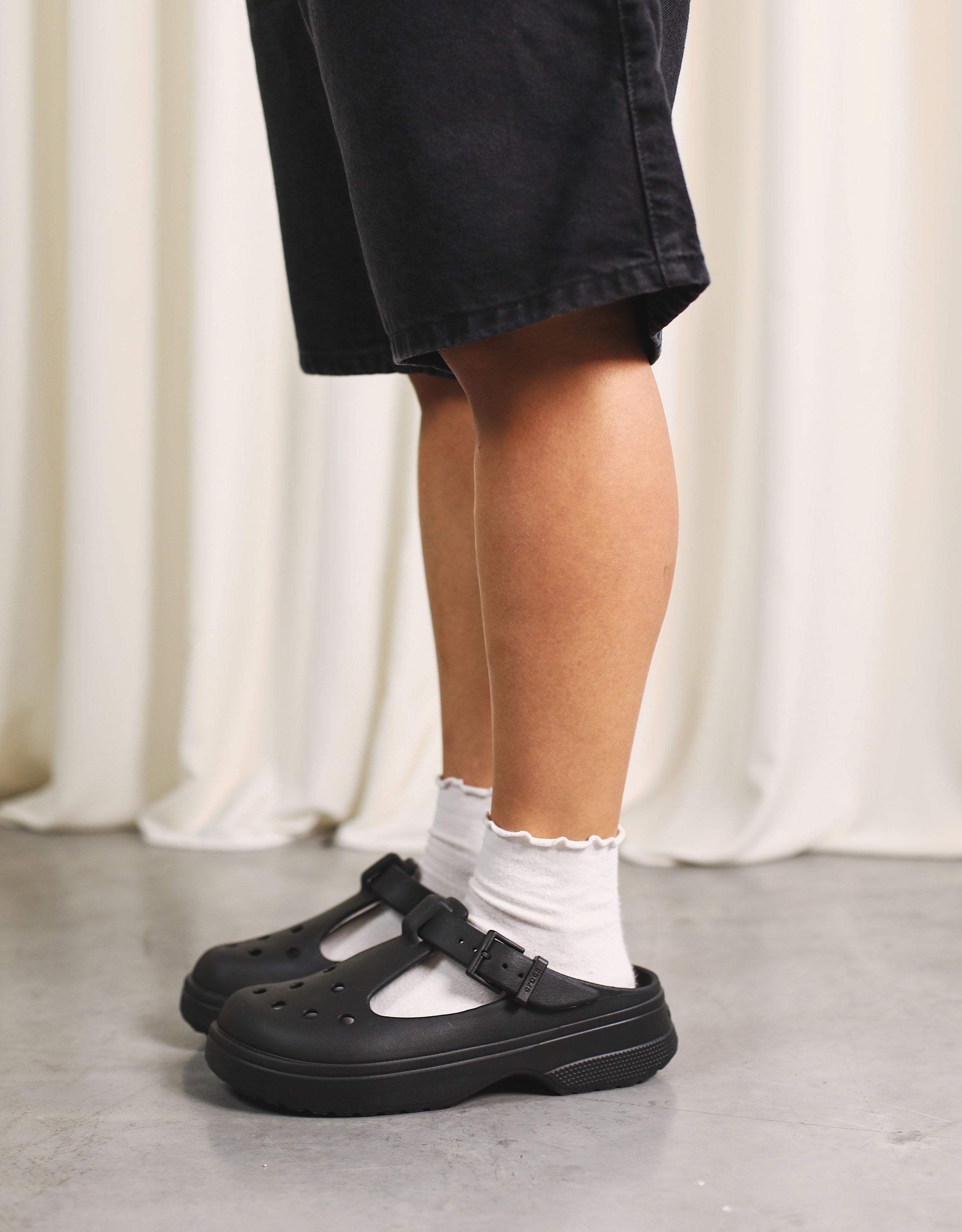 Sandalias Crocs Classic Mary Jane Cog em Color Negro