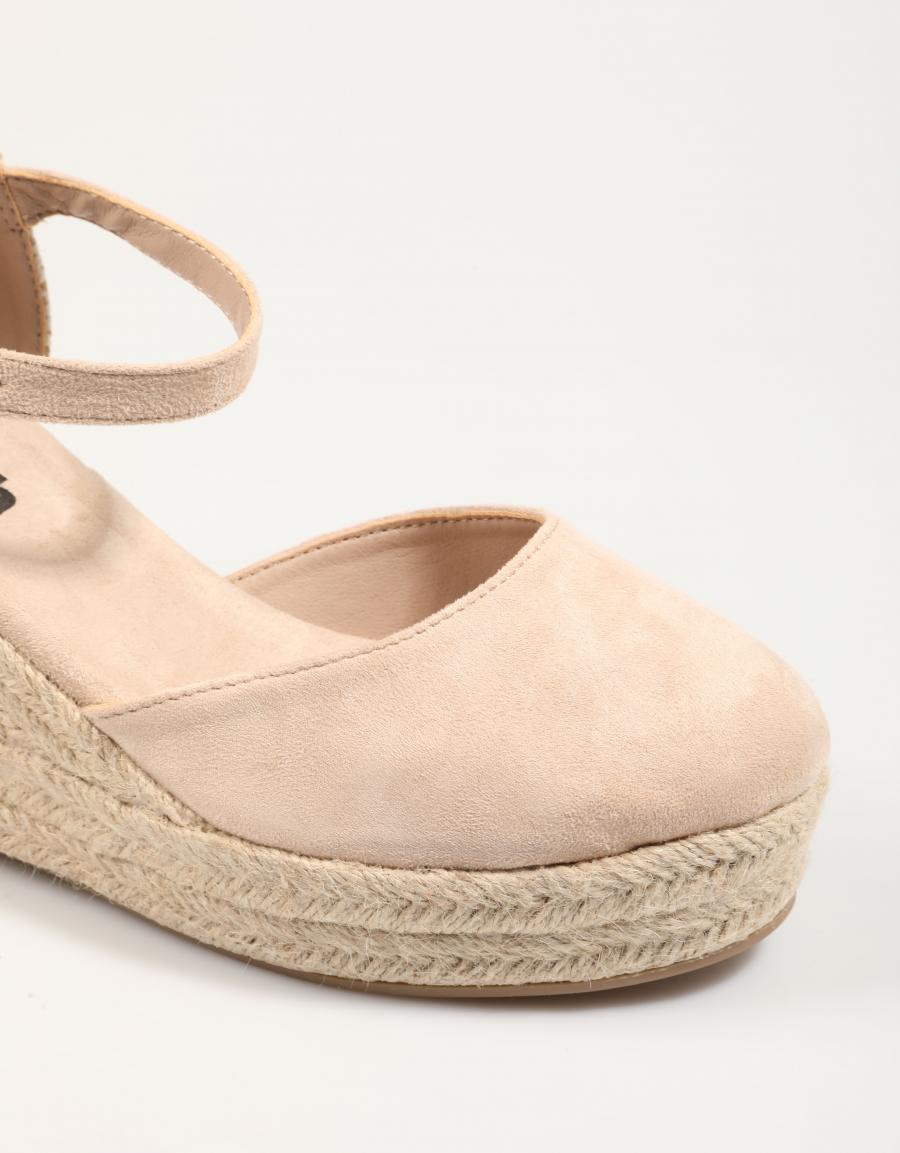 SANDALIAS REFRESH 172644 en color Beige