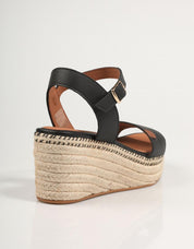 SANDALIAS POPA ARAMBOL PIEL en color Negro