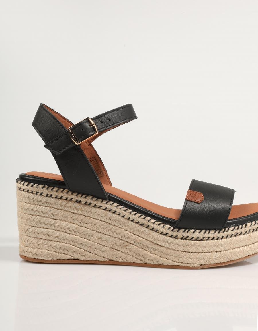 SANDALIAS POPA ARAMBOL PIEL en color Negro