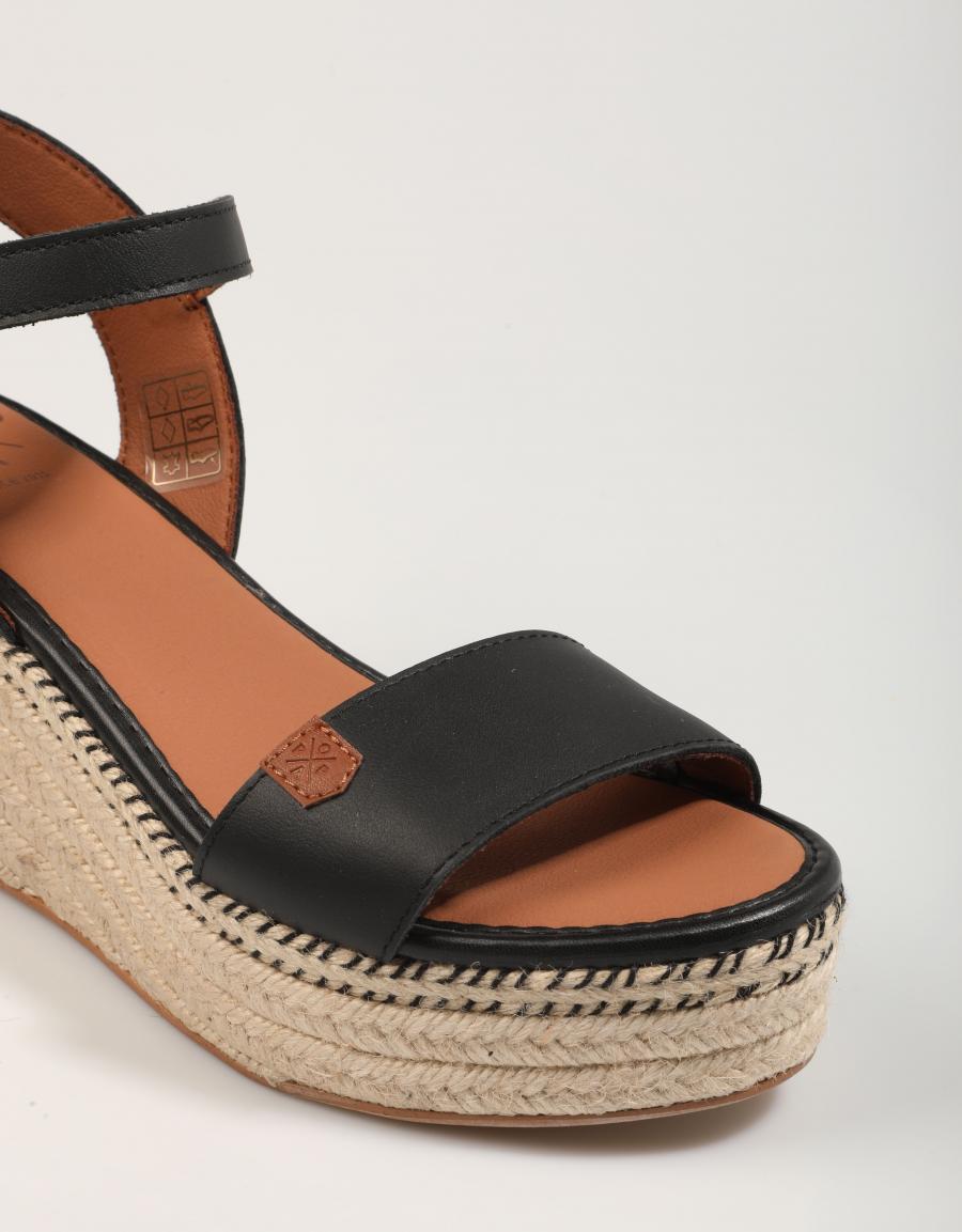 SANDALIAS POPA ARAMBOL PIEL en color Negro