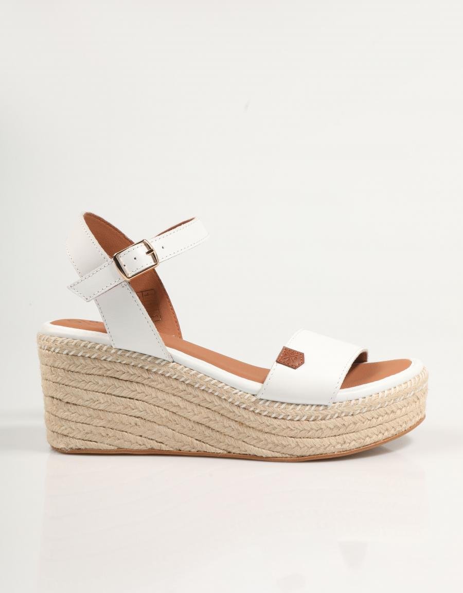 SANDALIAS POPA ARAMBOL PIEL en color Blanco