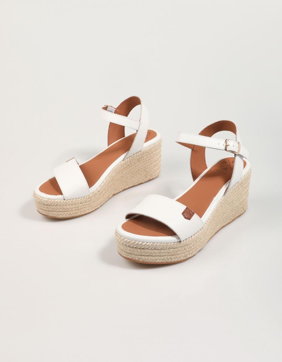 SANDALIAS POPA ARAMBOL PIEL en color Blanco