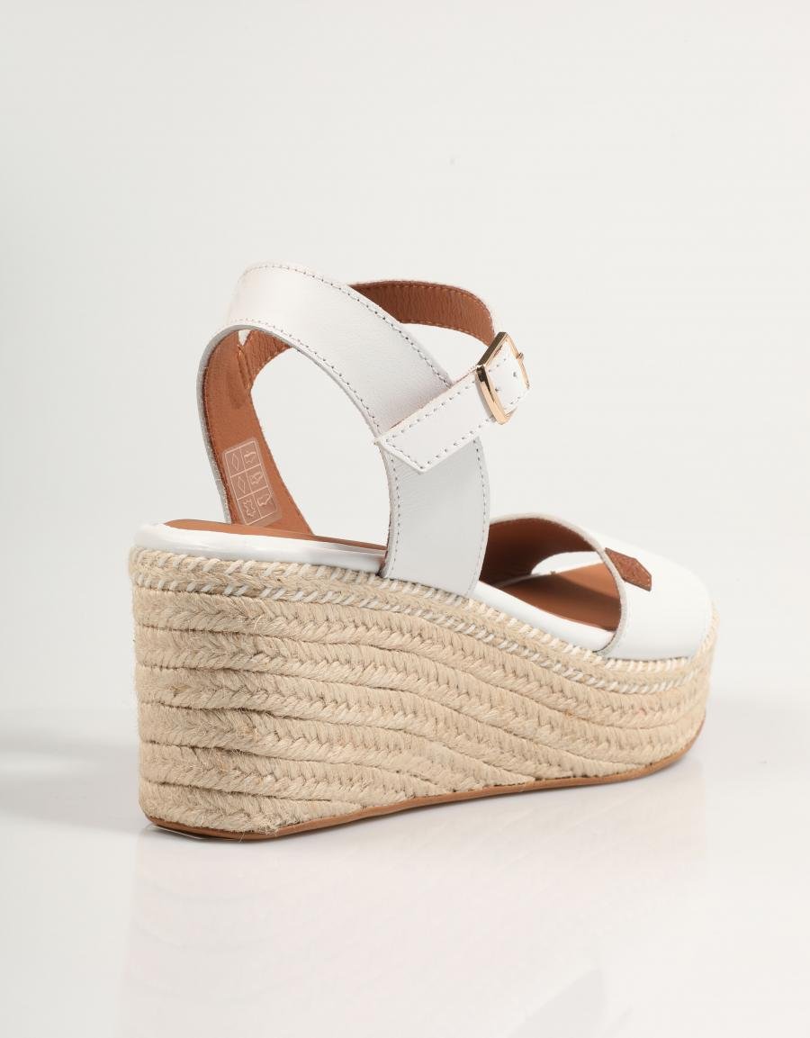 SANDALIAS POPA ARAMBOL PIEL en color Blanco