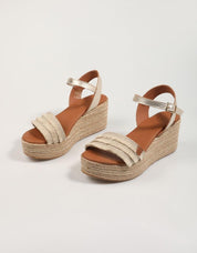SANDALIAS POPA ARAMBOL FLECOS en color Oro
