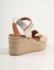 SANDALIAS POPA ARAMBOL FLECOS en color Oro