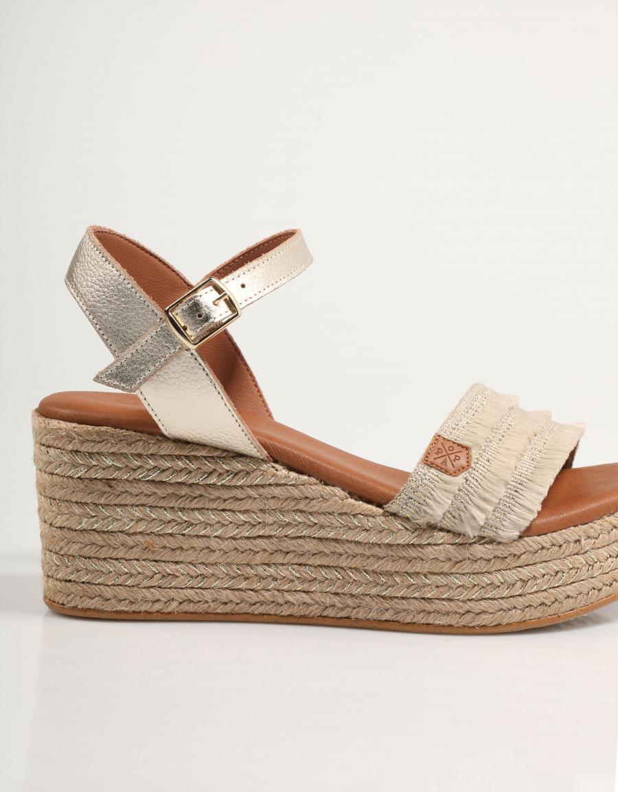 SANDALIAS POPA ARAMBOL FLECOS en color Oro