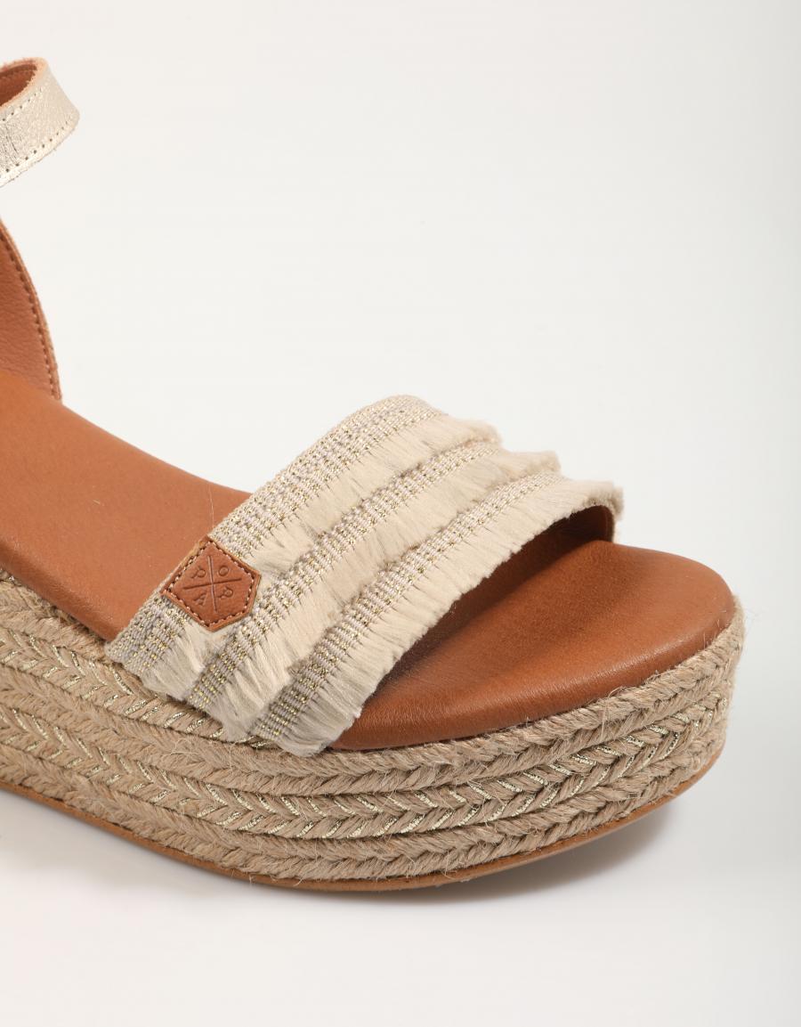SANDALIAS POPA ARAMBOL FLECOS en color Oro