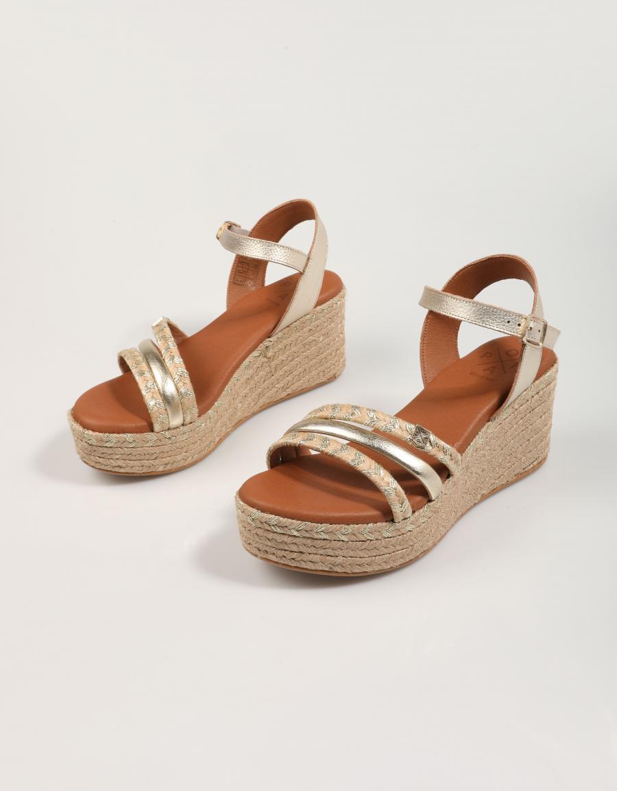 SANDALIAS POPA ALBANY CUERLAM en color Oro