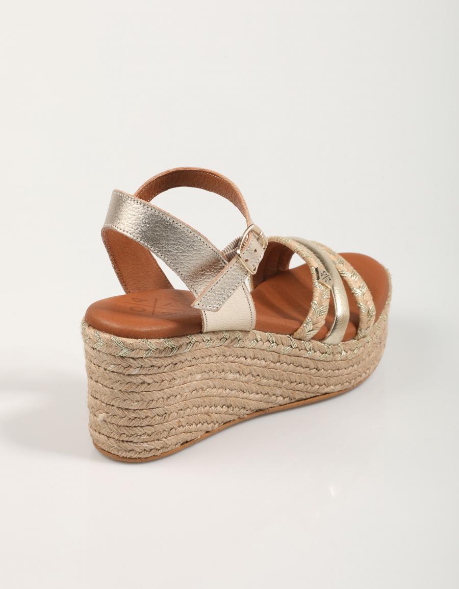 SANDALIAS POPA ALBANY CUERLAM en color Oro