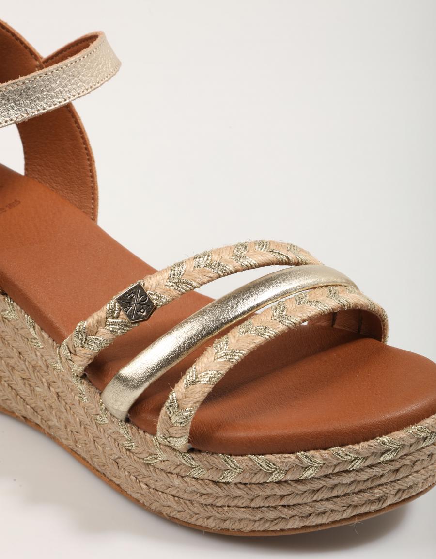 SANDALIAS POPA ALBANY CUERLAM en color Oro