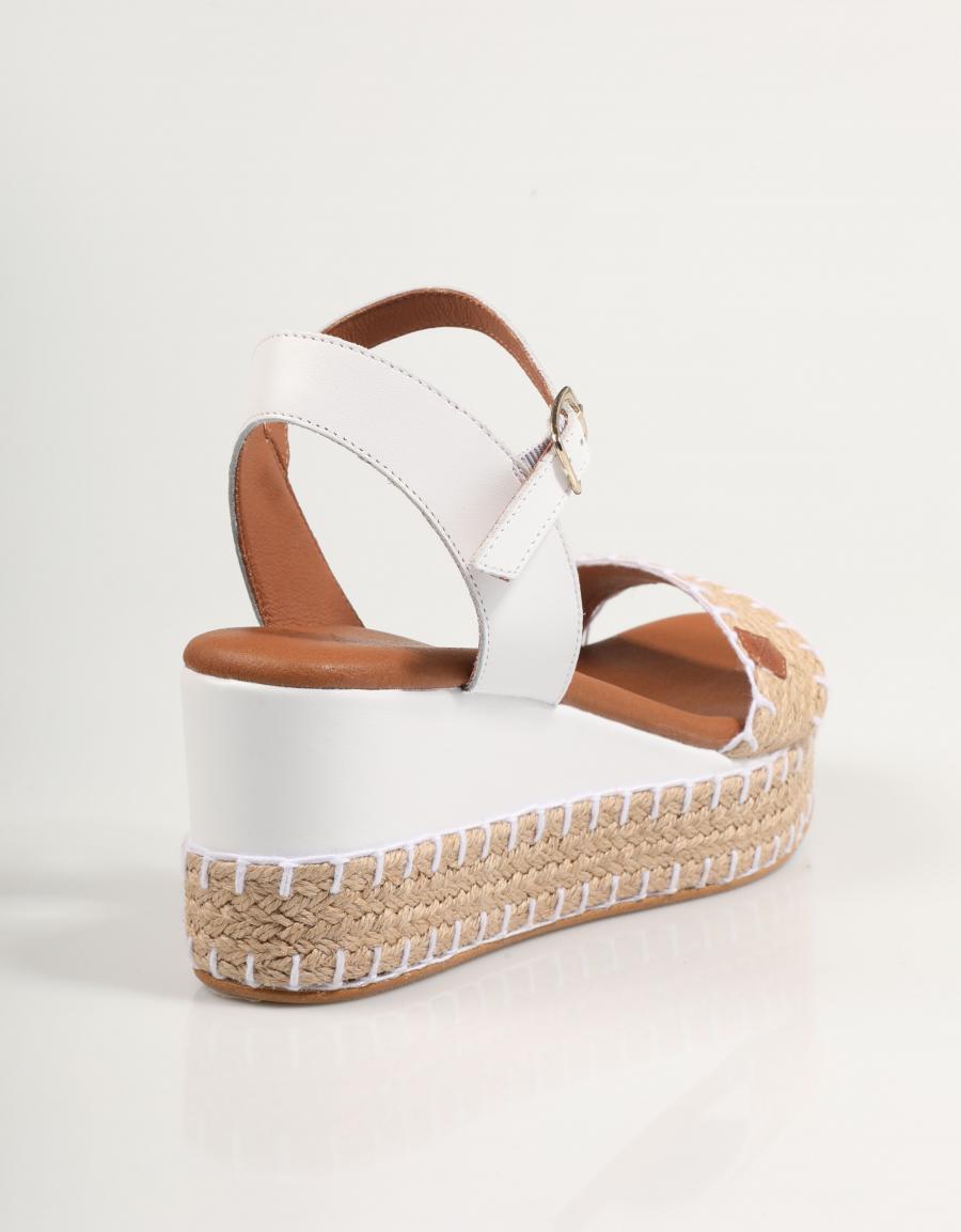 SANDALIAS POPA ARAMBOL GALERIA en color Blanco