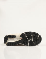 ZAPATILLAS NEW BALANCE  en color Beige