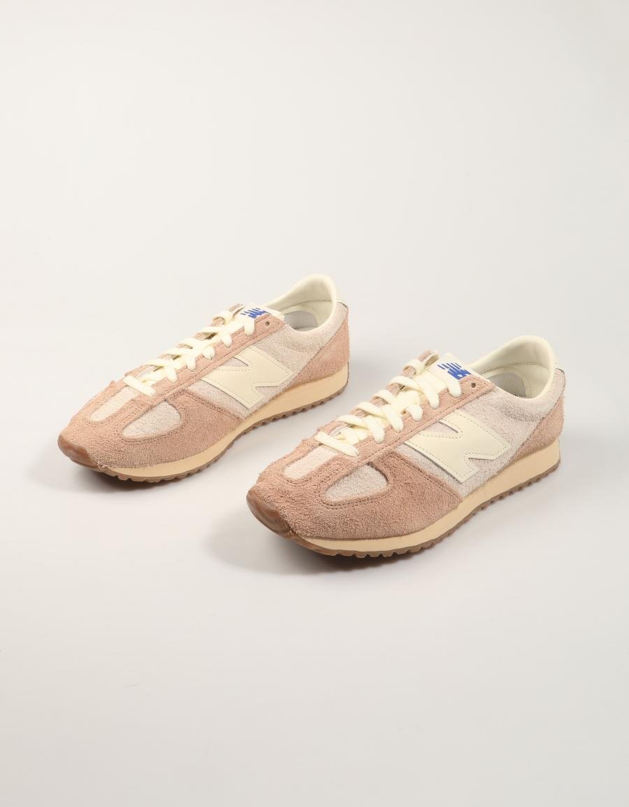ZAPATILLAS NEW BALANCE U471 en color Beige