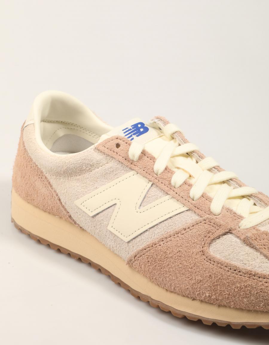 ZAPATILLAS NEW BALANCE U471 en color Beige