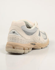ZAPATILLAS NEW BALANCE U2002 en color Beige