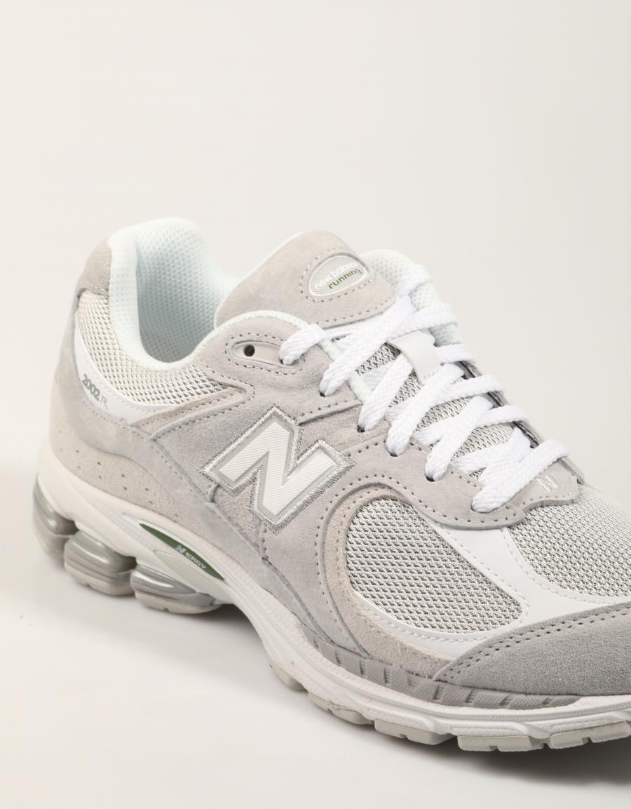 ZAPATILLAS NEW BALANCE U2002 en color Gris