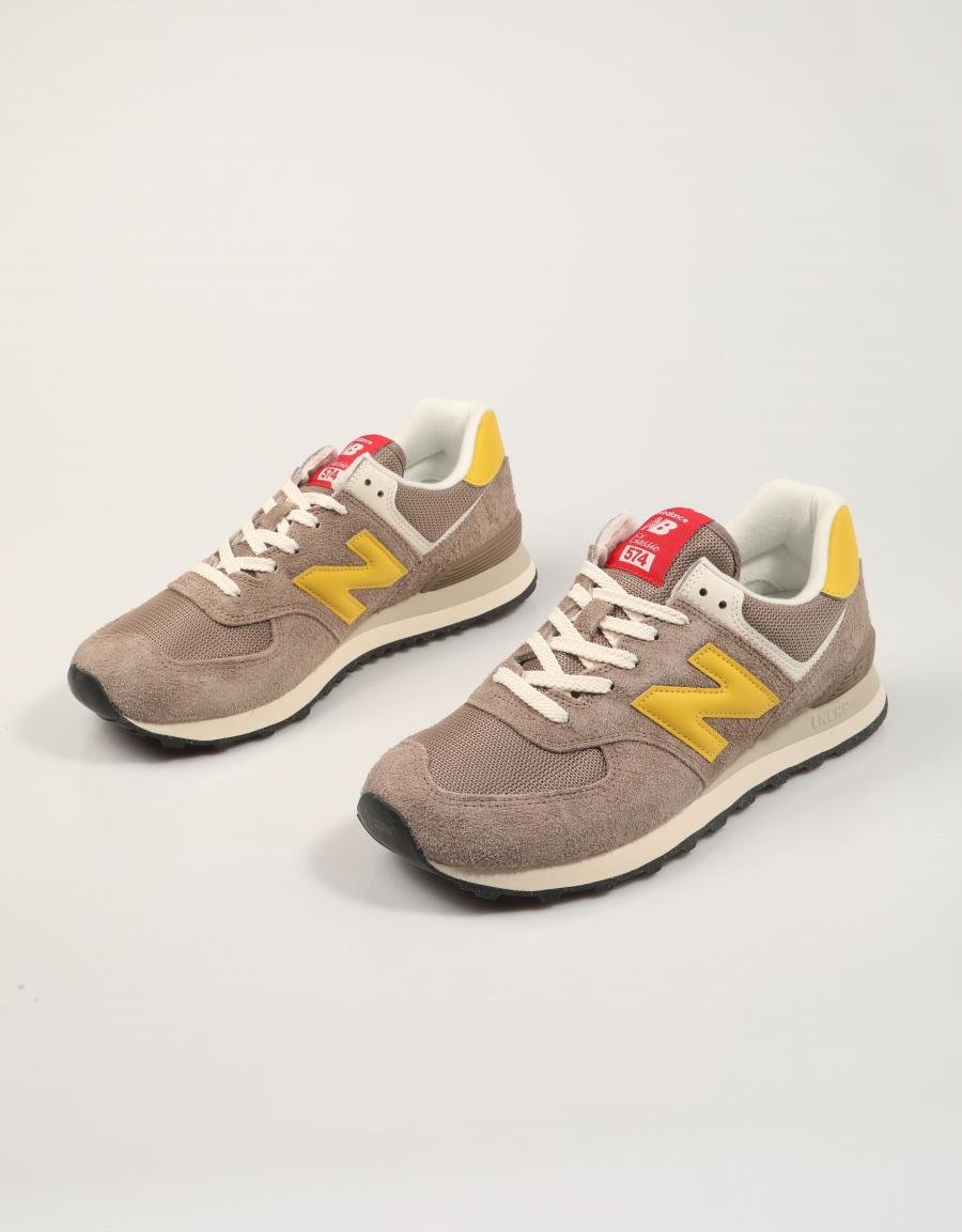 ZAPATILLAS NEW BALANCE U574 en color Marron