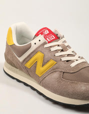 ZAPATILLAS NEW BALANCE U574 en color Marron