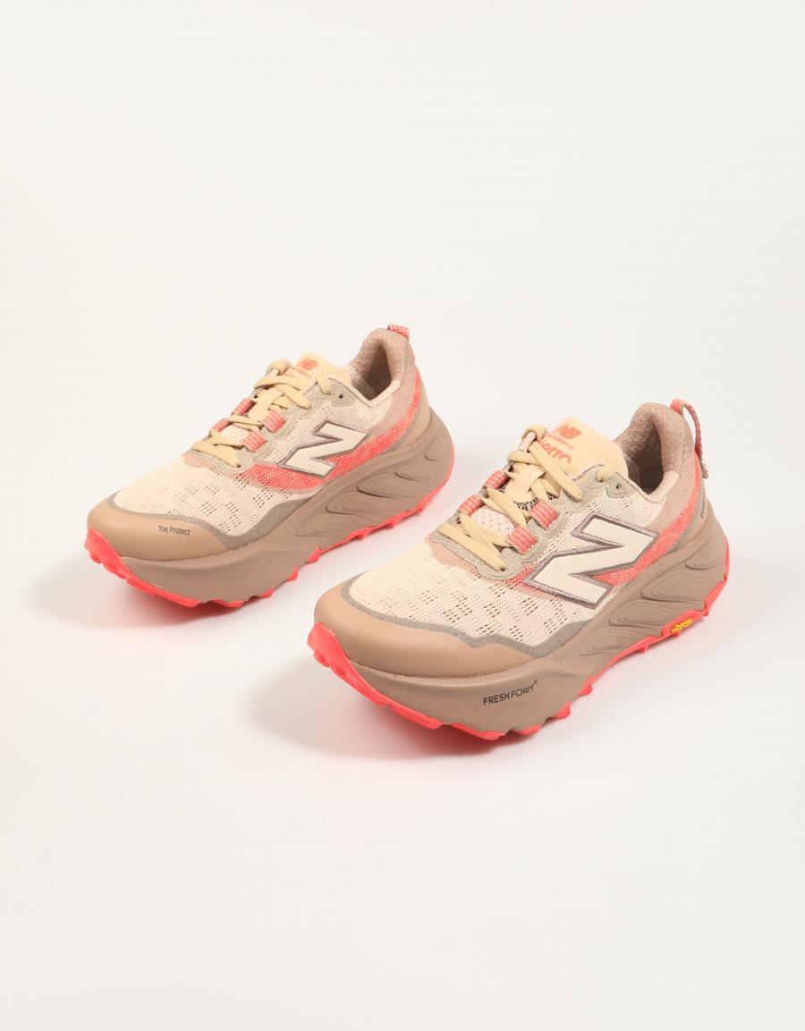 ZAPATILLAS NEW BALANCE WTHIE en color Beige