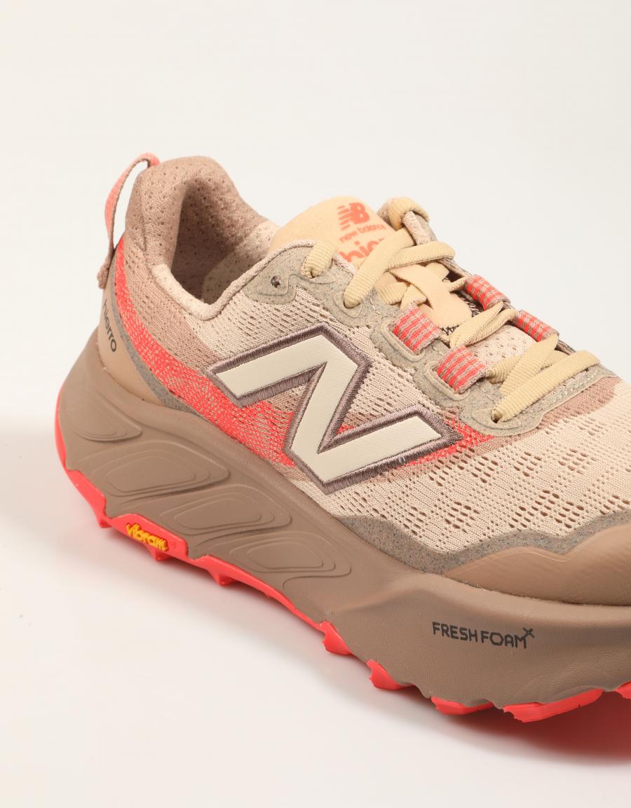 ZAPATILLAS NEW BALANCE WTHIE en color Beige