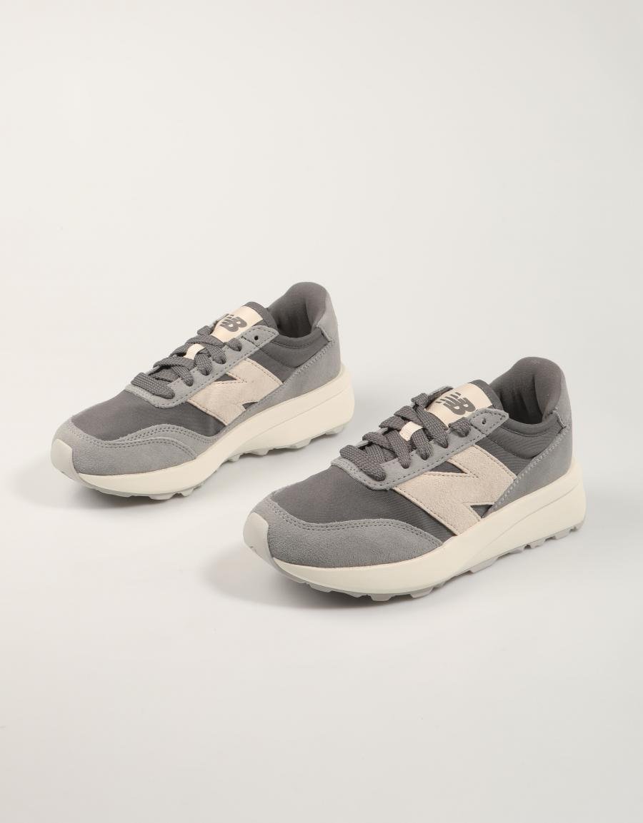 ZAPATILLAS NEW BALANCE U370 en color Gris