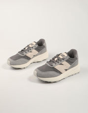 ZAPATILLAS NEW BALANCE U370 en color Gris