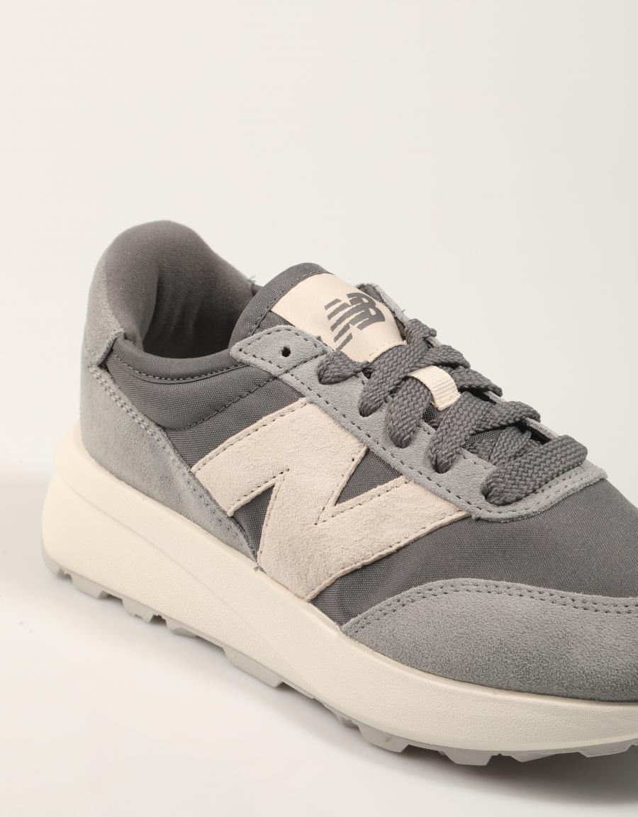 ZAPATILLAS NEW BALANCE U370 en color Gris