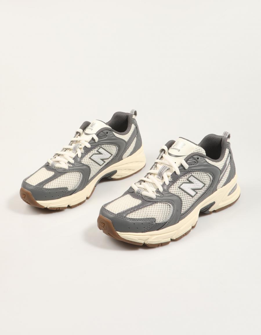 ZAPATILLAS NEW BALANCE MR530 en color Gris