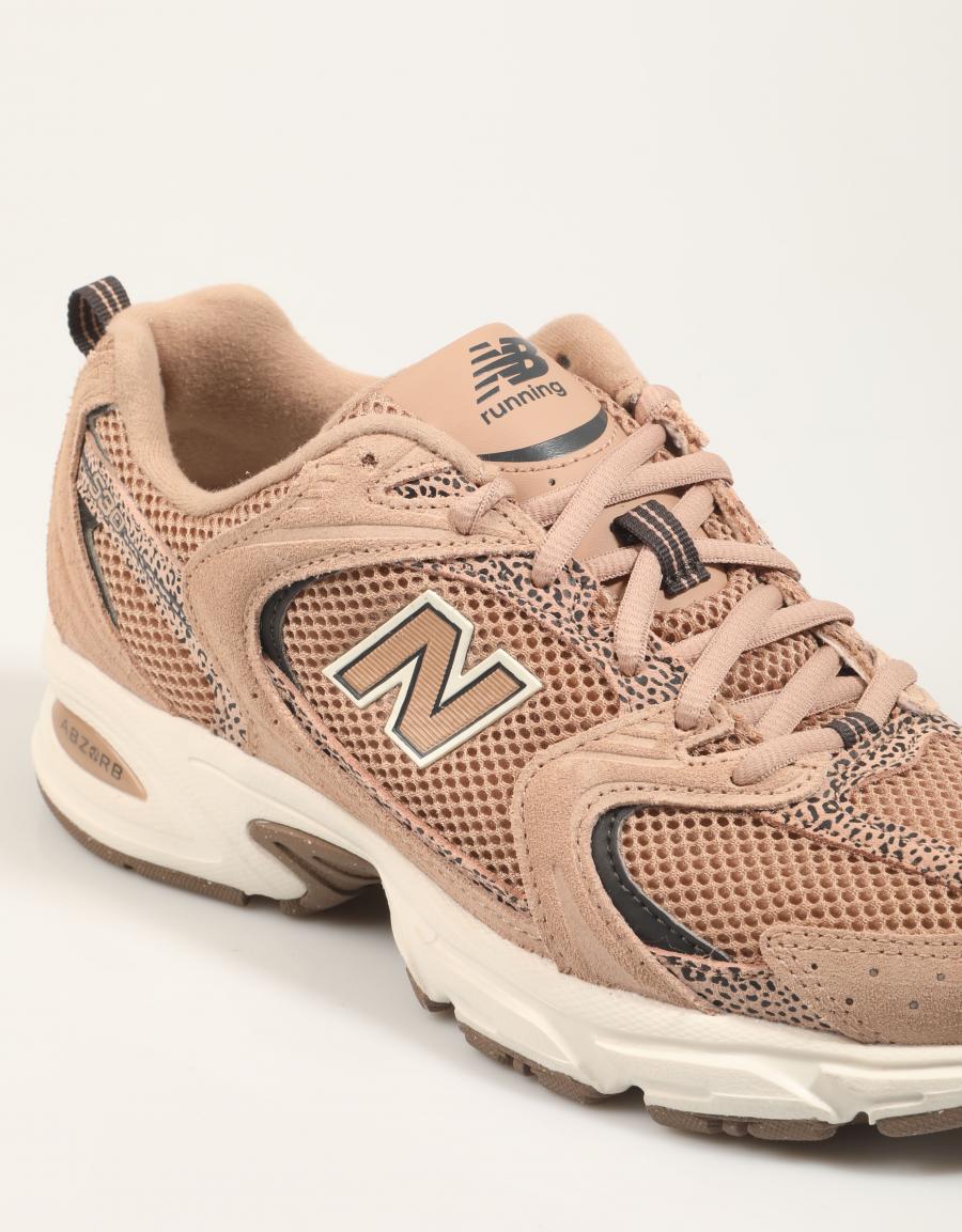 ZAPATILLAS NEW BALANCE U530 en color Marron